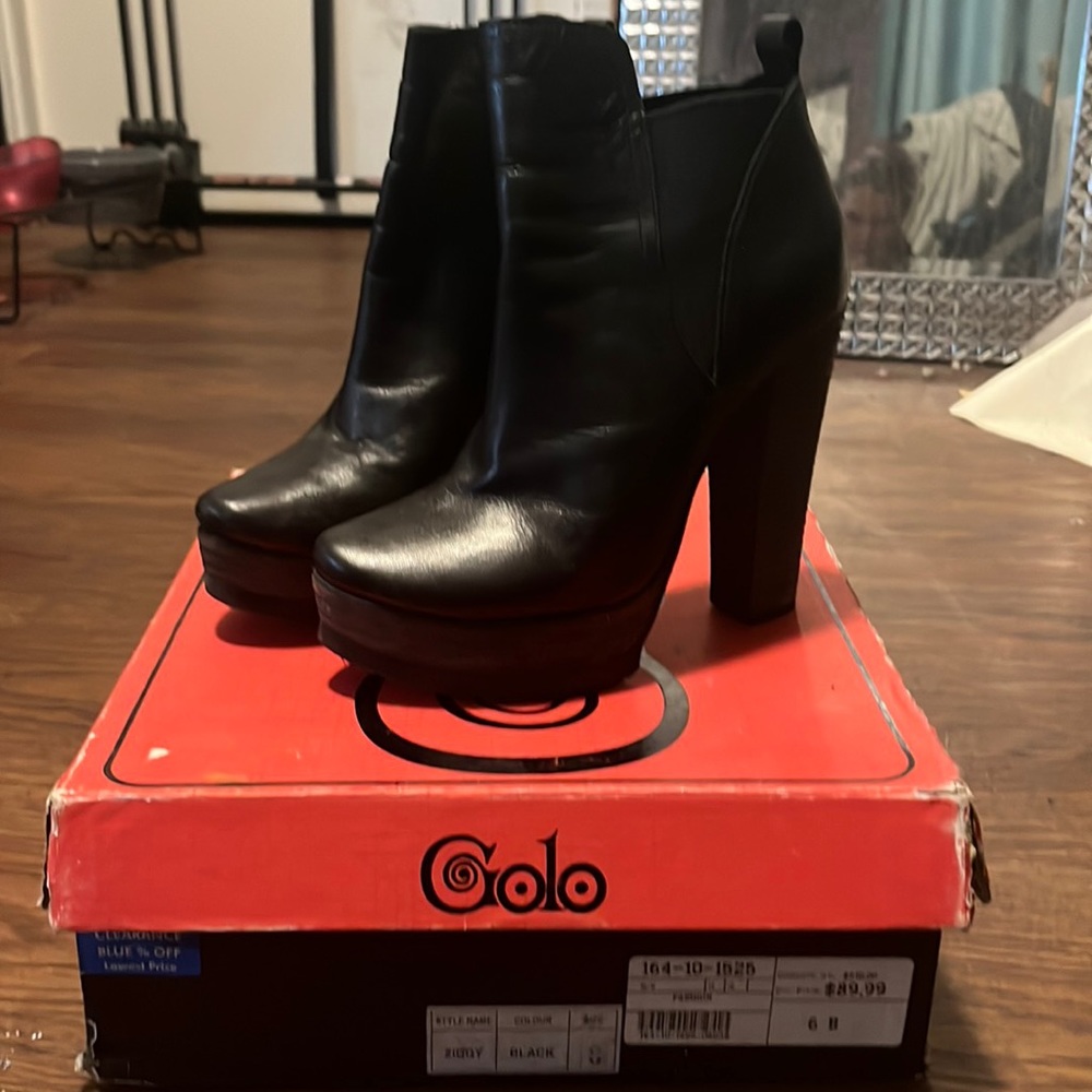 Brand new, never worn , tried on only chunky heel